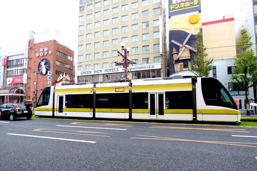 鹿児島市内を走る路面電車（画像：写真AC）