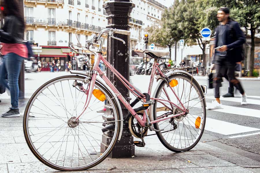 パリの街並みと自転車（画像：pixabay）