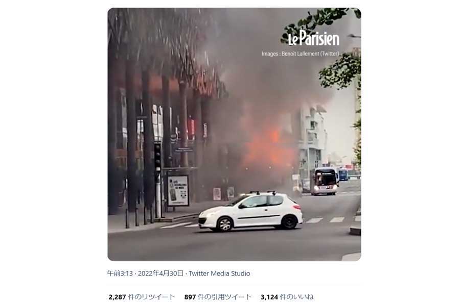 4月29日にパリで発生したRATP社の電気バス火災。火災は、イル・ド・フランス地方で1か月の間に3件発生している（画像：Le Parisienのツイッター）