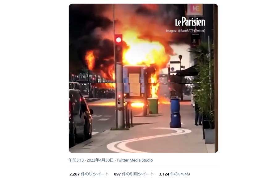 4月29日にパリで発生したRATP社の電気バス火災。火災は、イル・ド・フランス地方で1か月の間に3件発生している（画像：Le Parisienのツイッター）