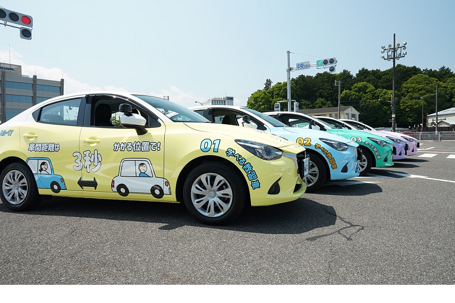 車体に特大イラストが描かれた教習車（画像：瀬田月輪自動車教習所）