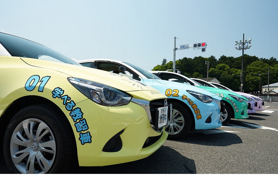 車体に特大イラストが描かれた教習車（画像：瀬田月輪自動車教習所）