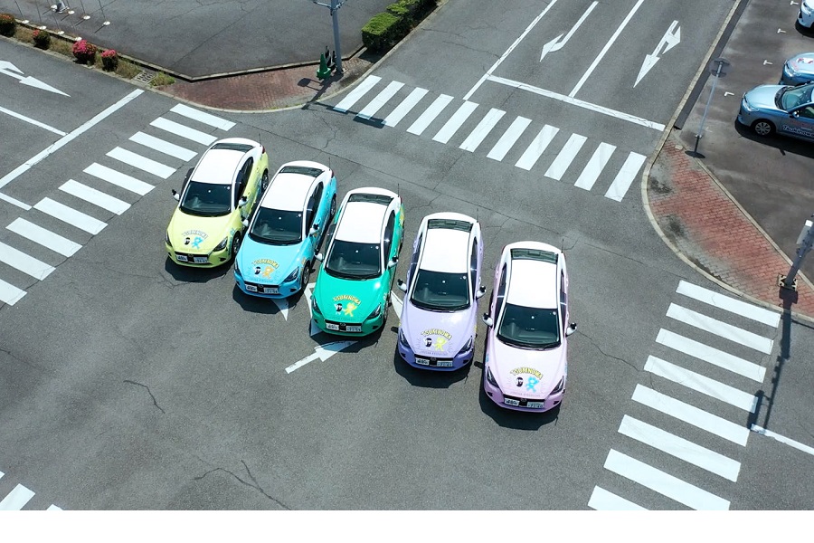 車体に特大イラストが描かれた教習車（画像：瀬田月輪自動車教習所）