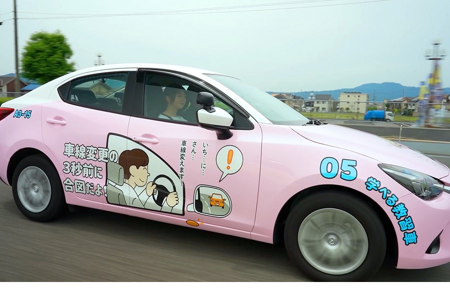 車体に特大イラストが描かれた教習車（画像：瀬田月輪自動車教習所）