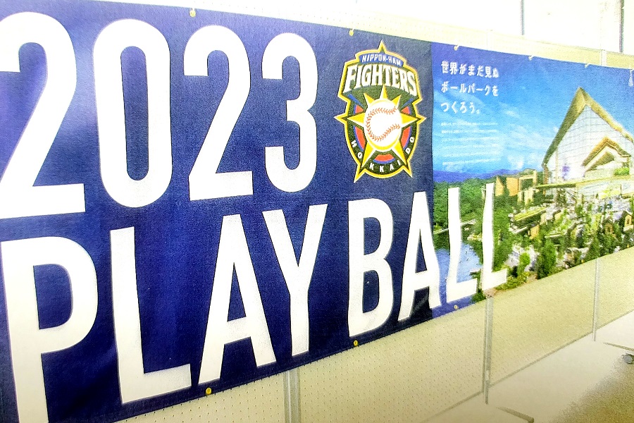 北広島市役所5階に掲げられたポスター（画像：合田一道）