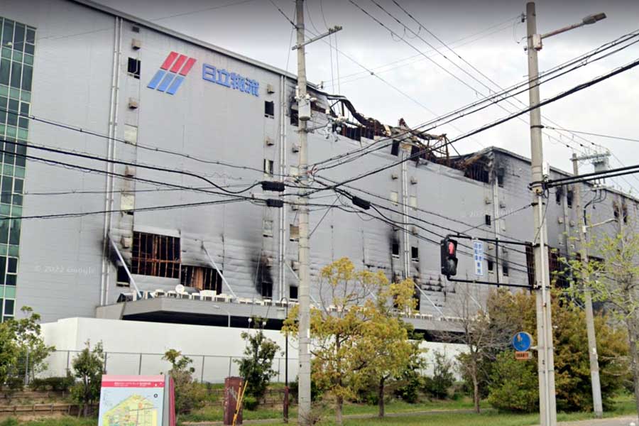 放火された「日立物流西日本」の倉庫。2022年4月時点（画像：(C)Google）