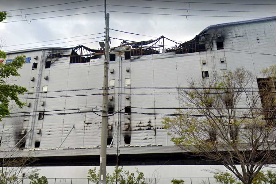 放火された「日立物流西日本」の倉庫。2022年4月時点（画像：(C)Google）