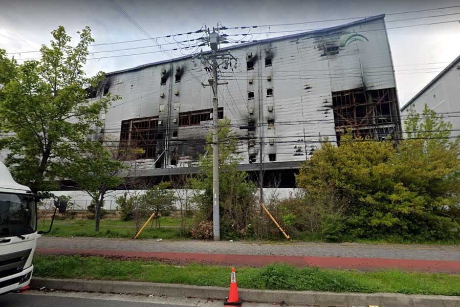 放火された「日立物流西日本」の倉庫。2022年4月時点（画像：(C)Google）