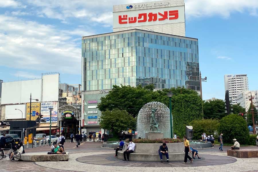 駅前の美しい噴水（画像：碓井益男）
