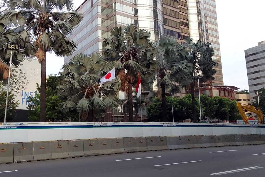 2022年4月の岸田首相訪問時にのみ設置された日本国旗。この光景に非常に満足し、インドネシアをたったと伝えられているが……（画像：高木聡）