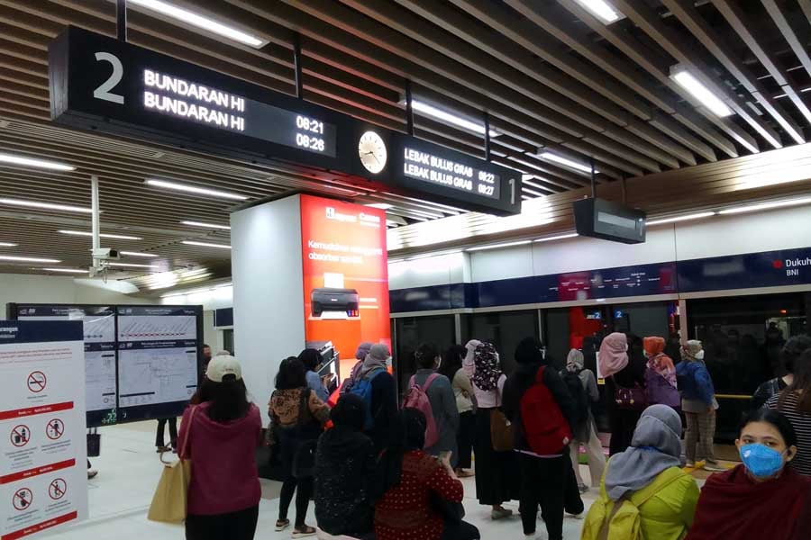 インドネシア初となる信号システムと連動した日本仕様の発車標。開業当初は両数も表示していた（画像：高木聡）