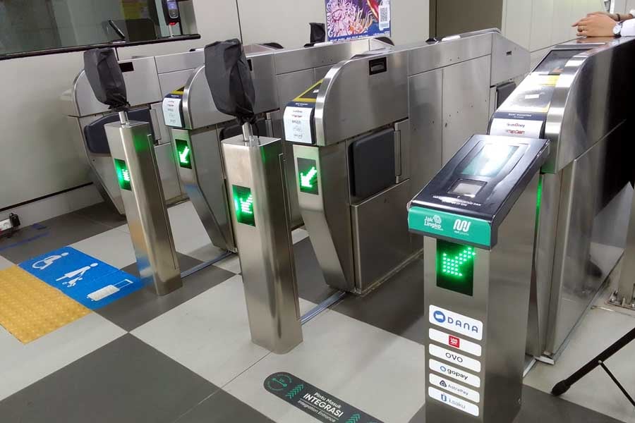 日本仕様の自動改札機の手前に別の読み取り機が設置された。一番手前のは先にQR決済に対応するために設置されたもの。（画像：高木聡）