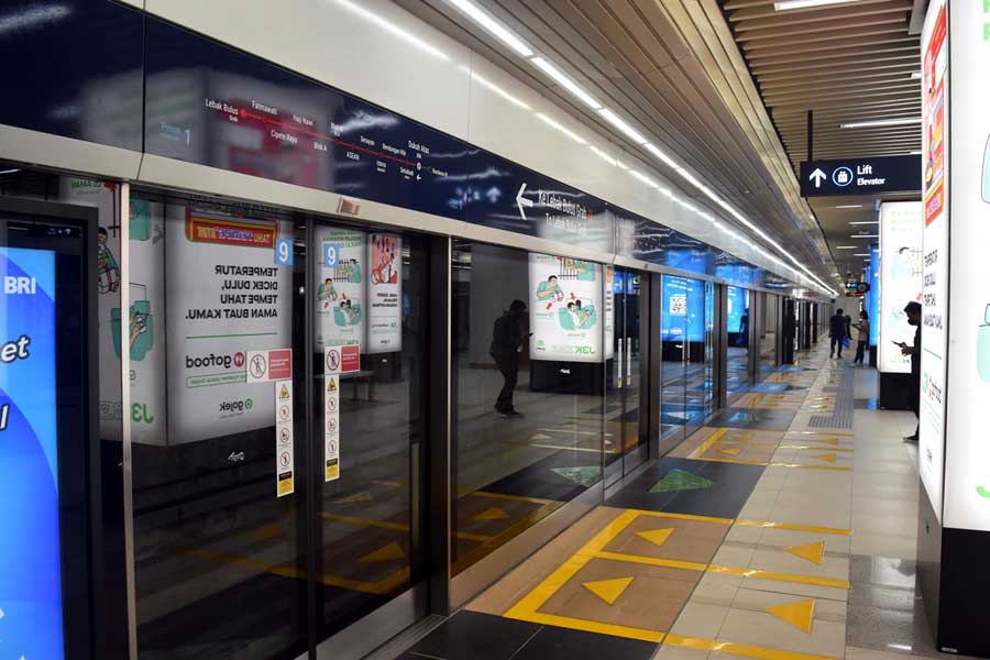 地下区間ではフルスクリーン式のホームドアが採用されている。駅全体の雰囲気は日本と言うよりも、シンガポールや香港である（画像：高木聡）