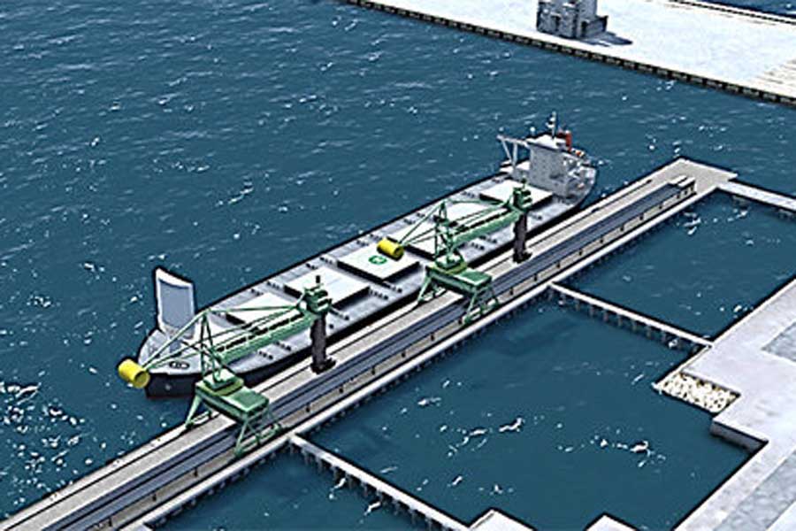 荷役作業中のウインドチャレンジャー搭載石炭輸送船（画像：商船三井）