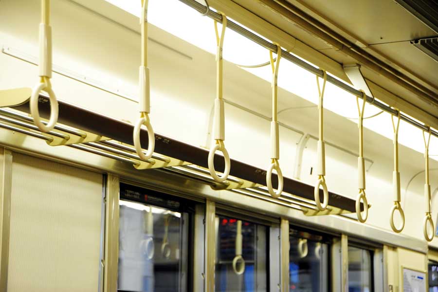 電車のつり革（画像：写真AC）
