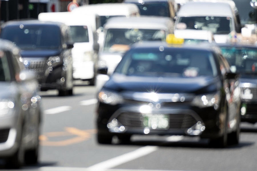 街を行くタクシーのイメージ(画像:写真AC)