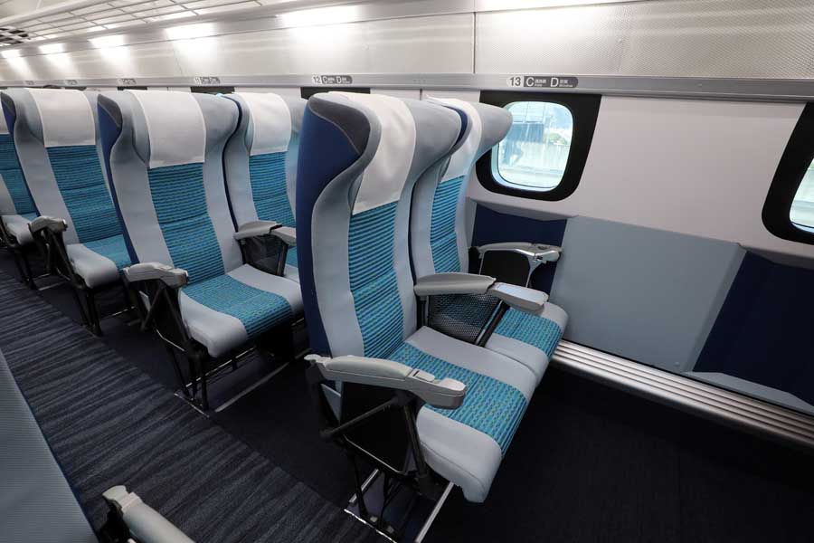 リニア中央新幹線L0（エルゼロ）系改良型試験車両の車内（画像：時事）