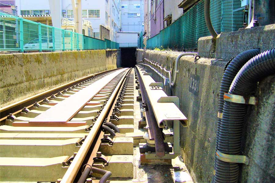 線路の右側に敷設された第3軌条。写真は東京メトロ銀座線の回送線（画像：岸田法眼）