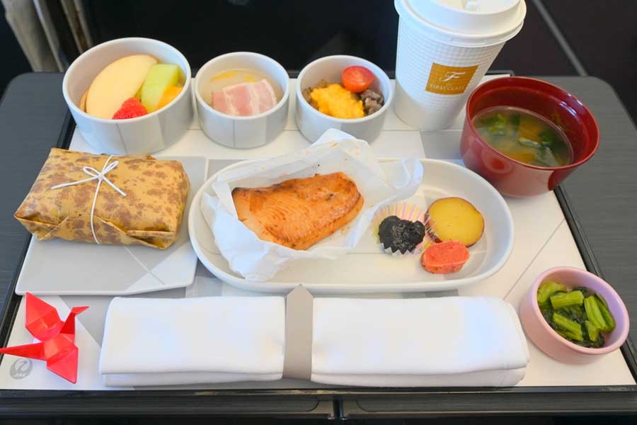 JALの国内線ファーストクラスで提供される機内食（画像：シカマアキ）