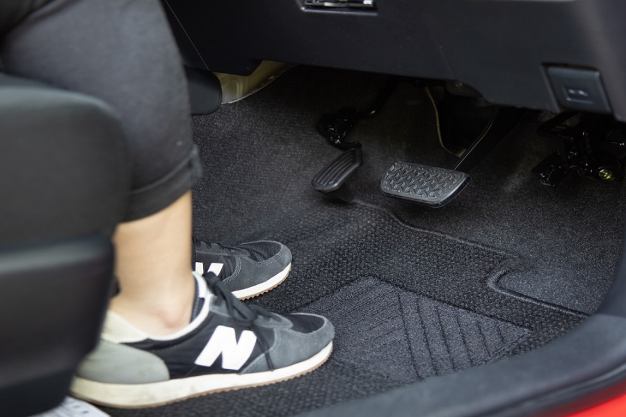 左アクセルが付いた車（画像：タスク）
