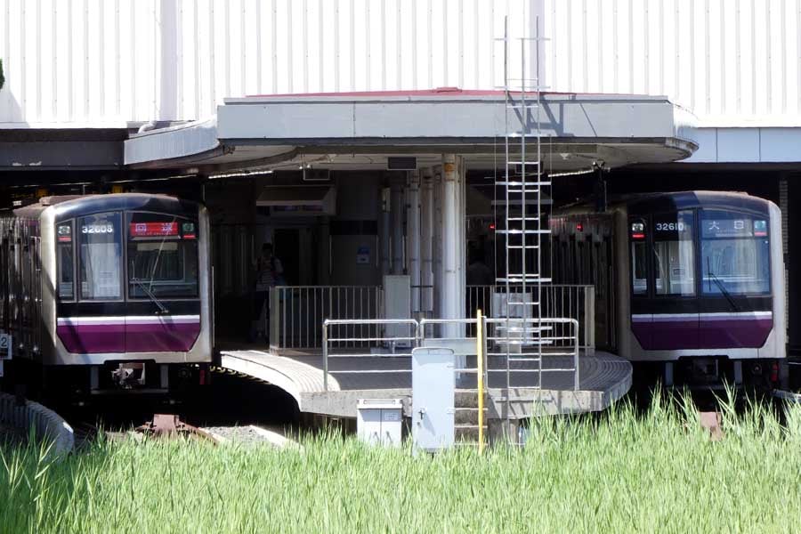 大阪メトロでは不測の事態に備え、特定の駅に予備車両（左側の「回送」）を待機させている（画像：岸田法眼）