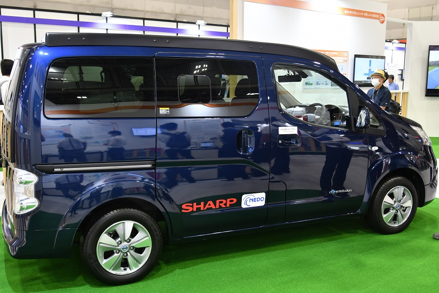 日産「e-NV200」をベースにした太陽光パネル実証車両（画像：Merkmal編集部）