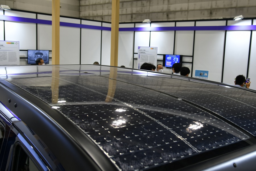 日産「e-NV200」をベースにした太陽光パネル実証車両（画像：Merkmal編集部）