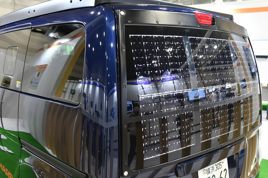 日産「e-NV200」をベースにした太陽光パネル実証車両（画像：Merkmal編集部）