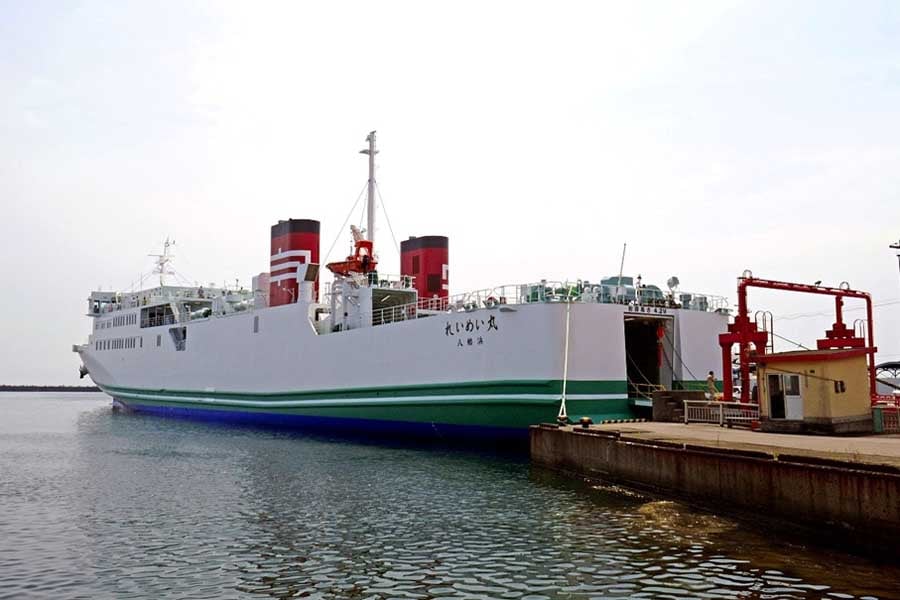 レトロな筒形ファンネル（煙突）が特徴的なれいめい丸。れいめい丸はJRTT鉄道建設・運輸施設整備支援機構の船舶共有建造制度を用いて建造されており、宇和島運輸とJRTTの共有船となっている（画像：若杉優貴）