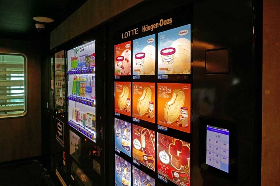 れいめい丸自動販売機コーナー。自販機はコカ・コーラ、伊藤園、ハーゲンダッツ、日清食品（以上1階）、アサヒ飲料（2階）など多彩（画像：若杉優貴）