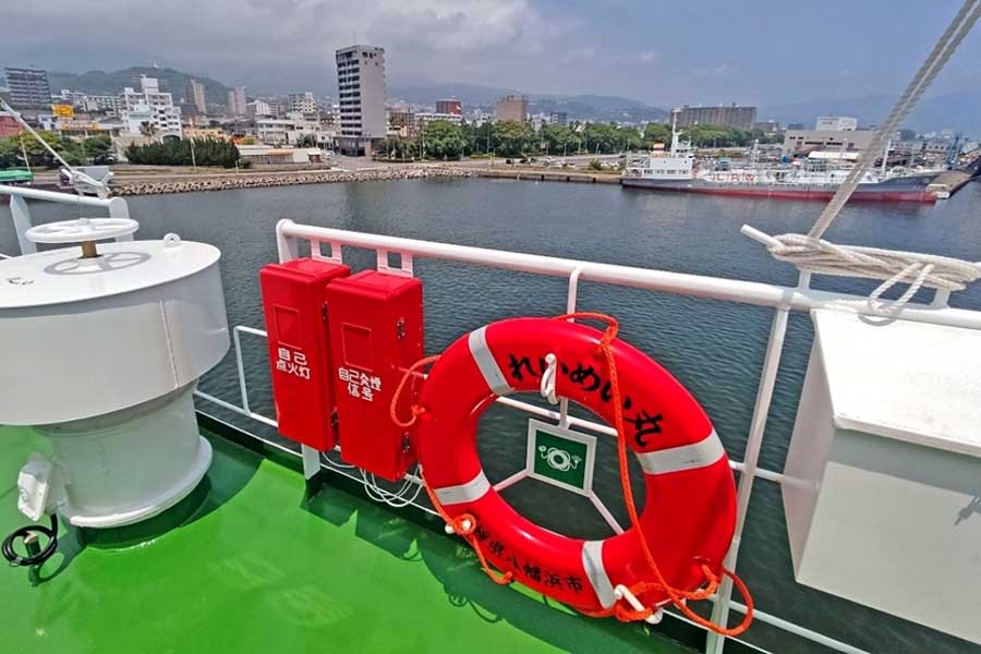 れいめい丸船外デッキ。向かいに見えるのは液化石油ガス（LPG）タンカー「第三広祥丸」。乗船の際には救命浮輪の前で記念撮影をしてみては（画像：若杉優貴）