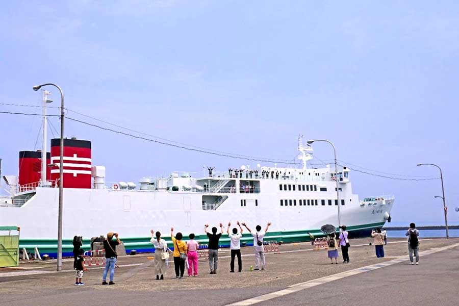 八幡浜港に向けて出航するれいめい丸（画像：若杉優貴）