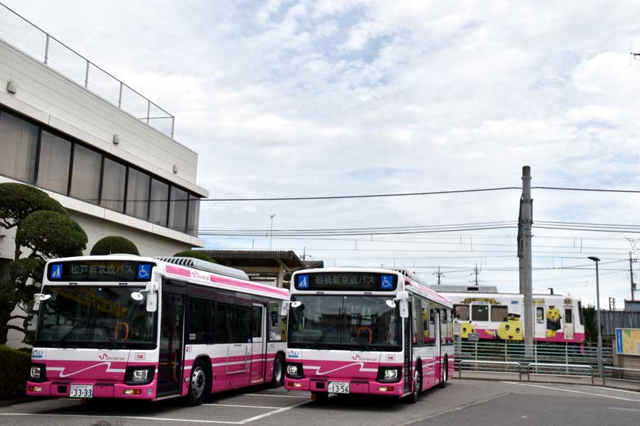 新京成電鉄本社で、新京成グループデザインバスが展示された（画像：岸田法眼）