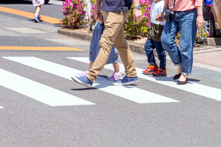 横断歩道を歩く人たち（画像：写真AC）
