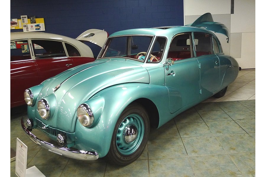 タトラT87。アールデコを取り入れた流線型ボディとリアエンジンを組み合わせた1930年代末のタトラのフラッグシップ。エンジンは3リッターの空冷V型8気筒SOHC。フラッシュサーフェス化されたドアハンドルなどのディテールはまさに先進設計だった（画像：矢吹明紀）