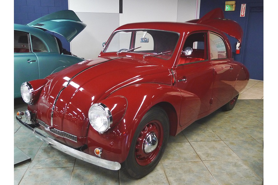 タトラT97。タトラが1940年代を見据えて開発した1.8リッター空冷水平対向4気筒SOHC。1938年に完成し市販が開始されたものの、ドイツの横やりで生産中止に追い込まれた結果、生産台数は510台のみというレアモデルである。現存台数も極めて少ない。こちらも空力的なディテールが素晴らしい（画像：矢吹明紀）