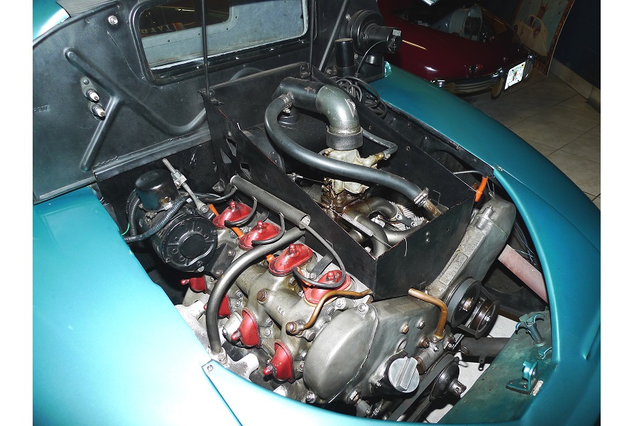 タトラT87。アールデコを取り入れた流線型ボディとリアエンジンを組み合わせた1930年代末のタトラのフラッグシップ。エンジンは3リッターの空冷V型8気筒SOHC。フラッシュサーフェス化されたドアハンドルなどのディテールはまさに先進設計だった（画像：矢吹明紀）