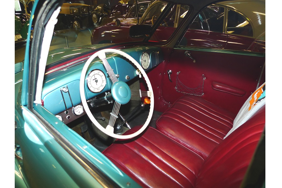 タトラT87。アールデコを取り入れた流線型ボディとリアエンジンを組み合わせた1930年代末のタトラのフラッグシップ。エンジンは3リッターの空冷V型8気筒SOHC。フラッシュサーフェス化されたドアハンドルなどのディテールはまさに先進設計だった（画像：矢吹明紀）