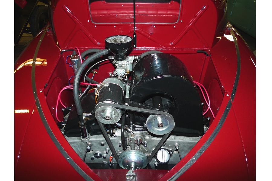 タトラT97。タトラが1940年代を見据えて開発した1.8リッター空冷水平対向4気筒SOHC。1938年に完成し市販が開始されたものの、ドイツの横やりで生産中止に追い込まれた結果、生産台数は510台のみというレアモデルである。現存台数も極めて少ない。こちらも空力的なディテールが素晴らしい（画像：矢吹明紀）