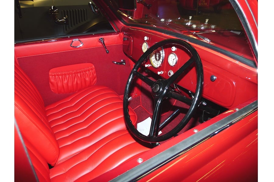 タトラT97。タトラが1940年代を見据えて開発した1.8リッター空冷水平対向4気筒SOHC。1938年に完成し市販が開始されたものの、ドイツの横やりで生産中止に追い込まれた結果、生産台数は510台のみというレアモデルである。現存台数も極めて少ない。こちらも空力的なディテールが素晴らしい（画像：矢吹明紀）