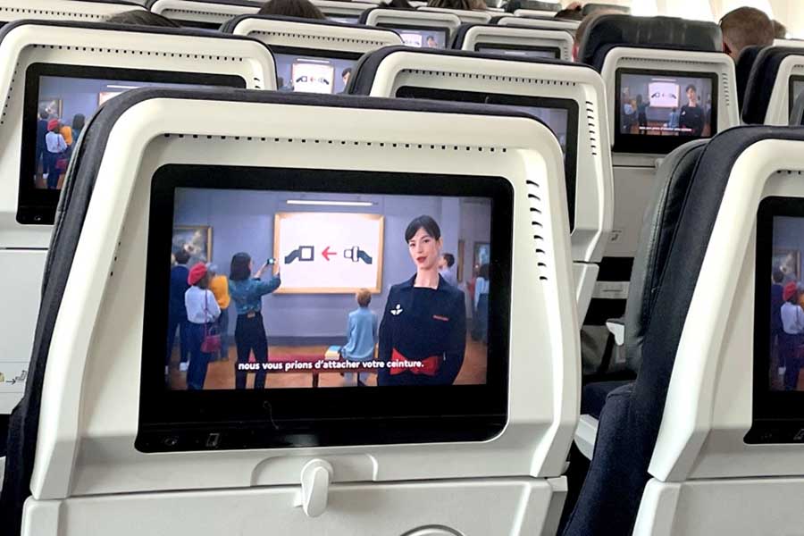 もはや映画並み？ 航空会社の「機内安全ビデオ」が近年、大変身を遂げている理由