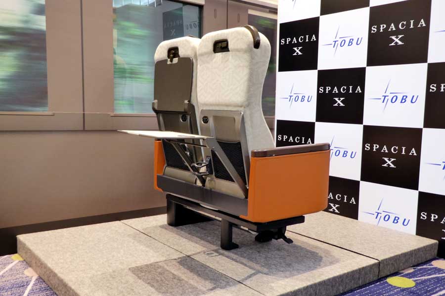 N100系「SPACIA X」のスタンダードシートの座席背面（画像：岸田法眼）