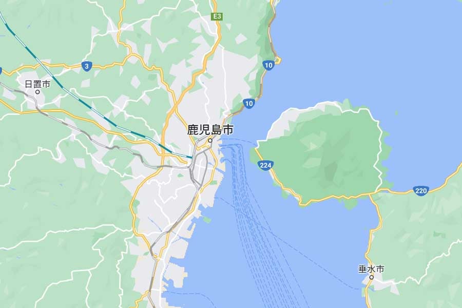 鹿児島市街地と桜島の位置関係（画像：(C)Google）