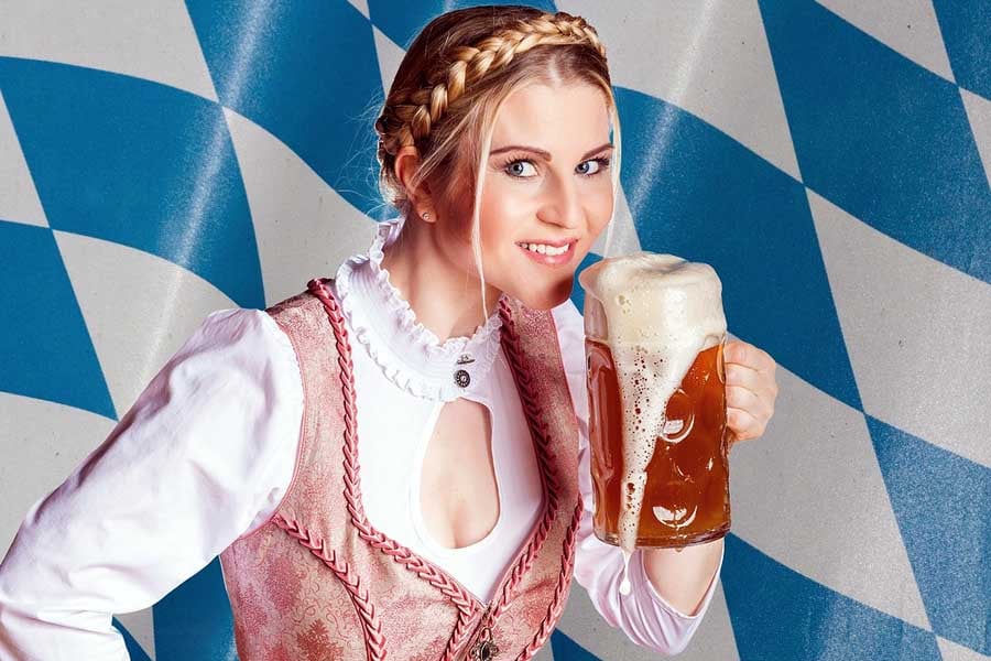 ドイツビールを飲む女性（画像：pixabay）