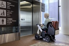 成田空港、搭乗ゲートまで完全自動運転！ 「電動車いす」スムーズな移動を実現する実証実験