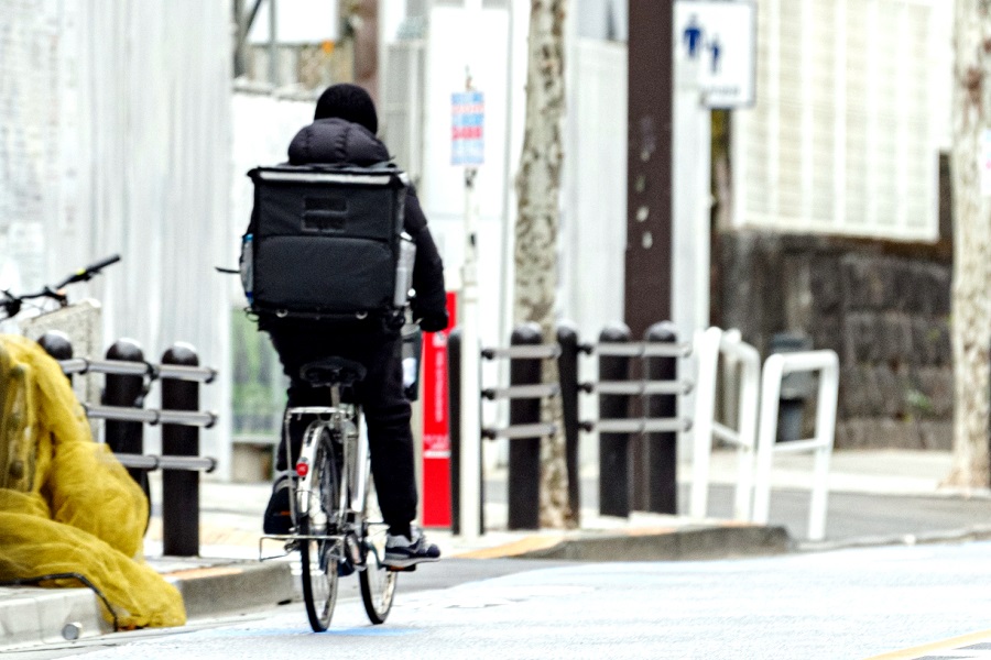 フードデリバリー配達員のイメージ（画像：写真AC）