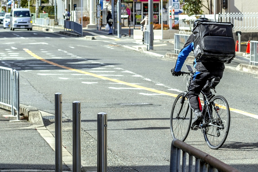 フードデリバリー配達員のイメージ（画像：写真AC）
