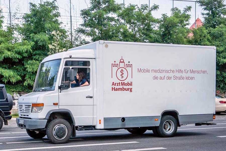 「移動式医療支援 路上で生活する人たち」と書かれたArztmobilの車両（画像：Arztmobil）