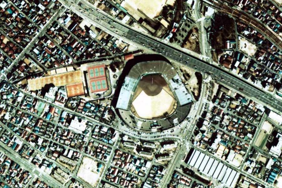 1975年頃の阪神甲子園球場周辺の航空写真（画像：国土地理院）