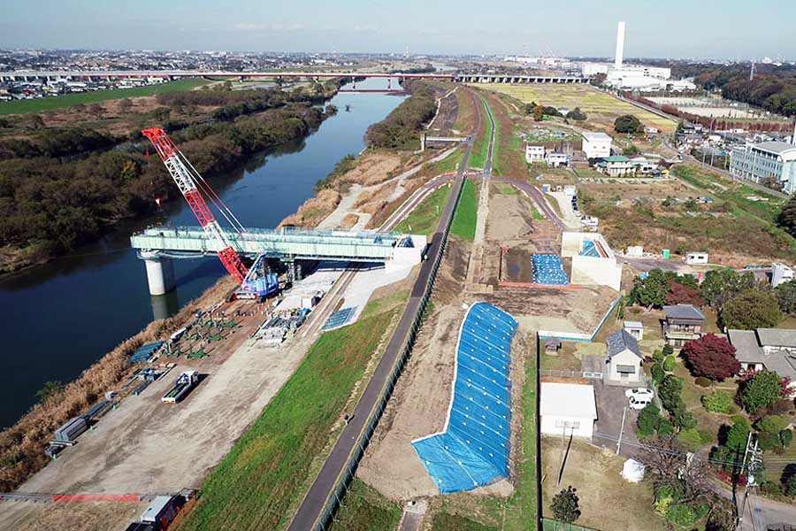 建設中の三郷流山橋。2021年11月撮影（画像：埼玉県道路公社）